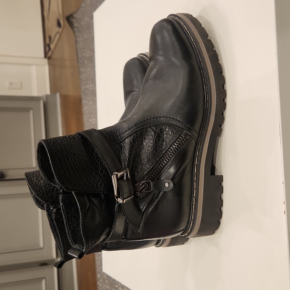 Boots - Picture 4 of 7